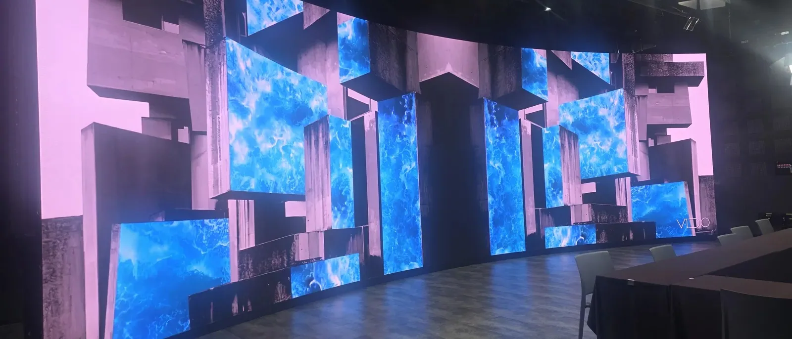 코엑스 스튜디오159 12m 커브형 LED 스크린 가동 화면