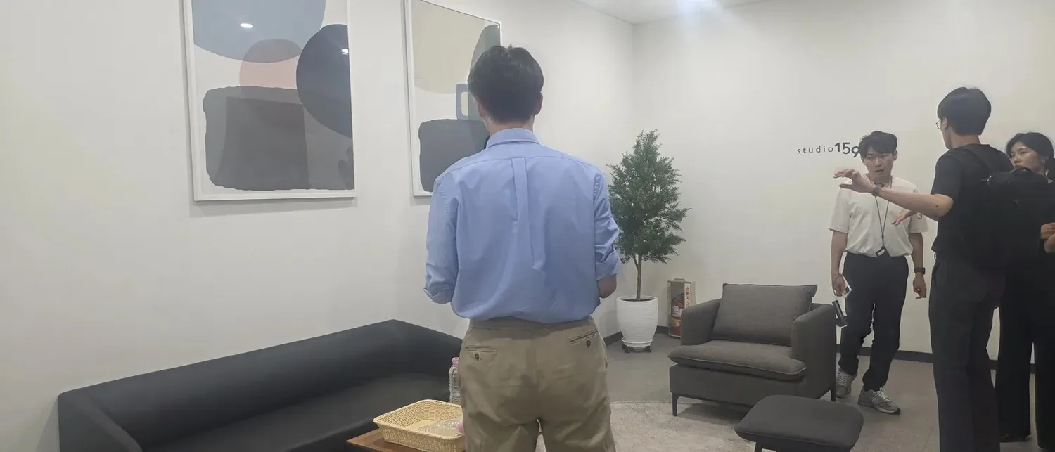 스튜디오159 부속룸 내부, 소파와 테이블