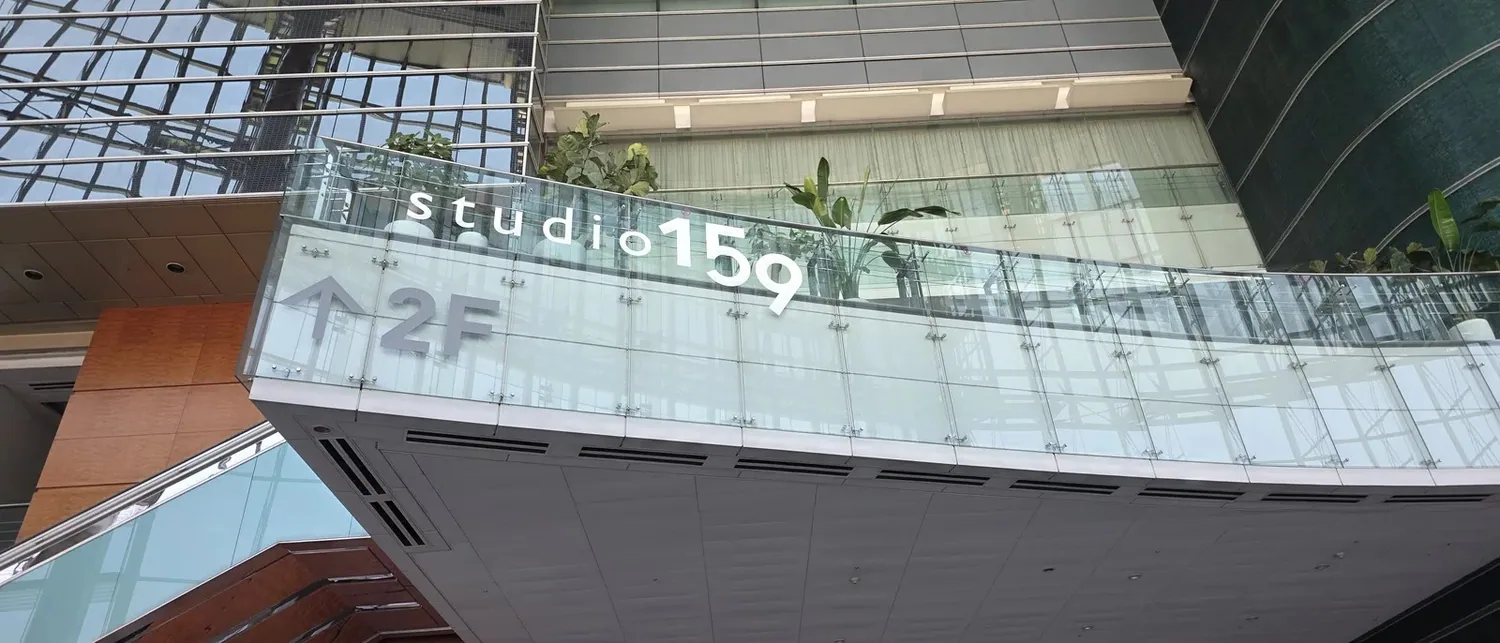 코엑스 2층 studio159 유리벽 사인